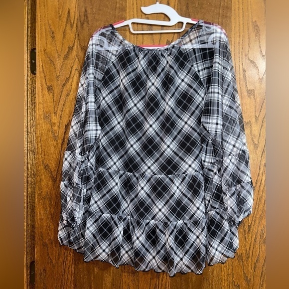 Terra & Sky 1X long sleeve smocked mesh top - Picture 5 of 5